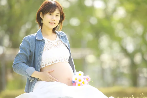 Schöne Asiatische Schwangere Frau Den Park — Stockfoto
