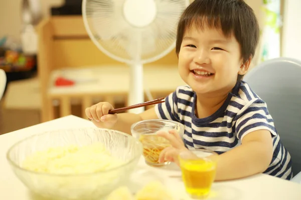 Ázsiai Aranyos Kisfiú Együtt Reggelizik Otthon — Stock Fotó