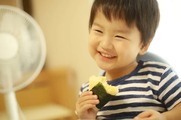 Asiático Menino Comendo Onigiri Casa — Fotografia de Stock