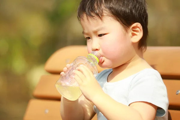 Мальчик Пьет Воду Бутылки Парке — стоковое фото
