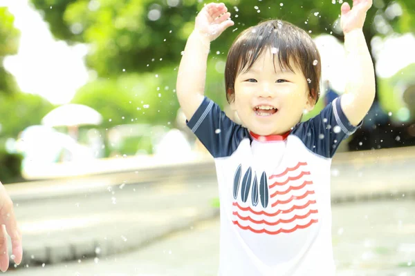 Lindo Asiático Pequeño Niño Jugando Con Agua Parque —  Fotos de Stock