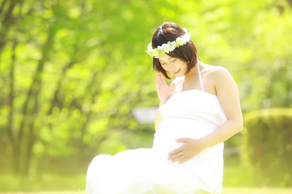 Mooie Aziatische Zwangere Vrouw Het Park — Stockfoto