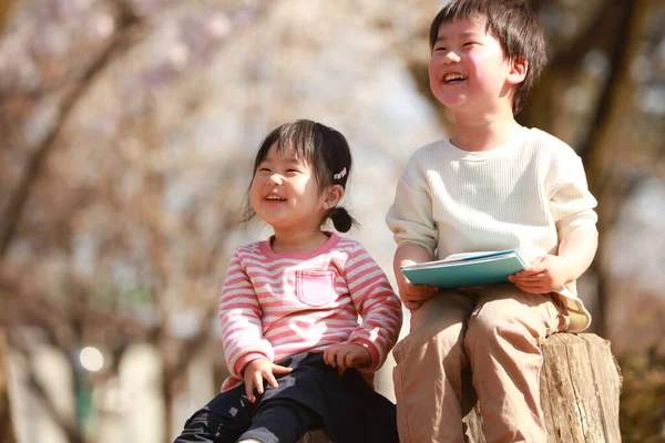 Bambino Ragazza Seduti Nel Parco Leggere Libro — Foto Stock