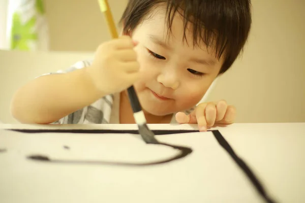 Liten Japansk Pojke Praxis Med Pensel Kalligrafi — Stockfoto