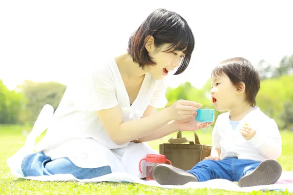 Junge Asiatische Mutter Mit Ihrem Kind Beim Essen Park — Stockfoto