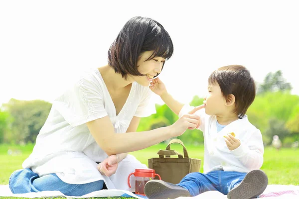 Jeune Mère Asiatique Avec Son Enfant Manger Dans Parc — Photo