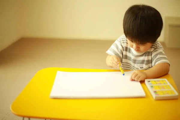 一个小男孩在画画的图像 — 图库照片