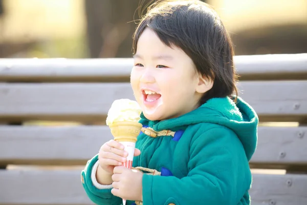 公園でアイスクリームを食べてる男の子 — ストック写真