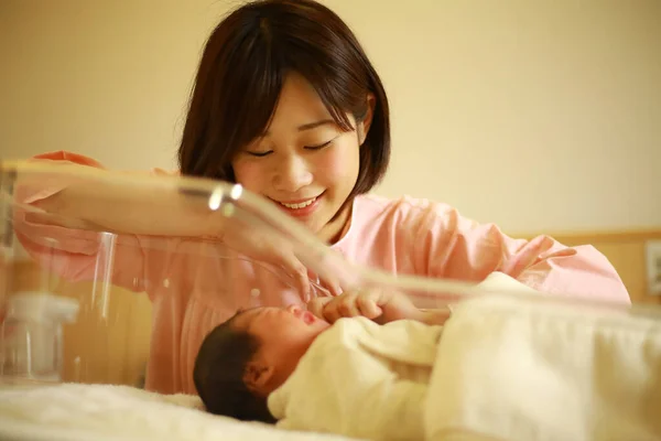 Madre Joven Con Bebé Recién Nacido Retrato Familiar Asiático —  Fotos de Stock