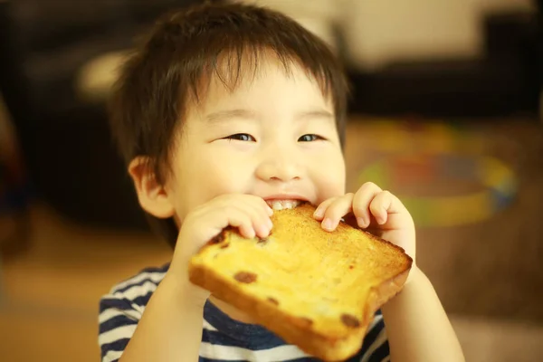 Μικρό Αγόρι Που Τρώει Ψωμί Στο Σπίτι — Φωτογραφία Αρχείου