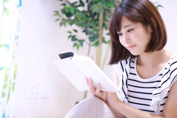 Vacker Ung Asiatisk Kvinna Läser Bok Hemma — Stockfoto
