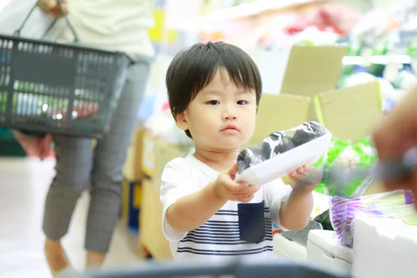Ásia Bebê Menino Compra Comida Supermercado — Fotografia de Stock