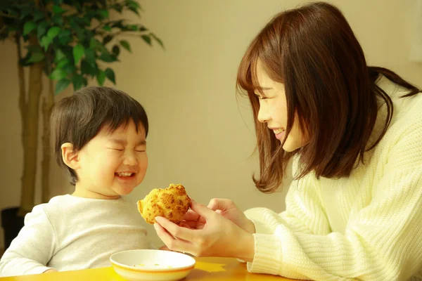 Mother Son Eating Breakfast Home — Stock Photo, Image