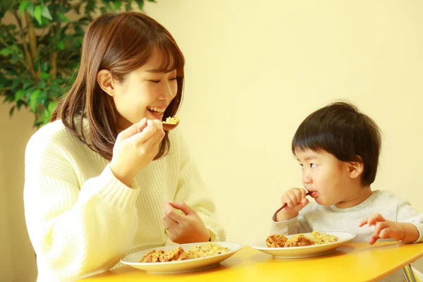 Niño Comiendo Comida Sabrosa Casa — Foto de Stock
