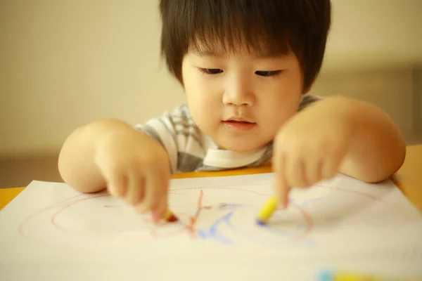 Leuke Kleine Jongen Tekening Thuis — Stockfoto