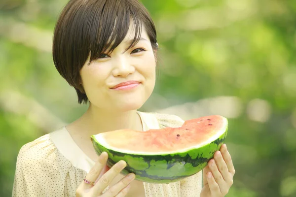 Porträt Einer Jungen Asiatin Mit Wassermelone Park — Stockfoto