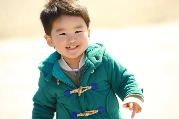 Πορτρέτο Ενός Χαριτωμένου Μικρού Αγοριού Στο Πάρκο — Φωτογραφία Αρχείου