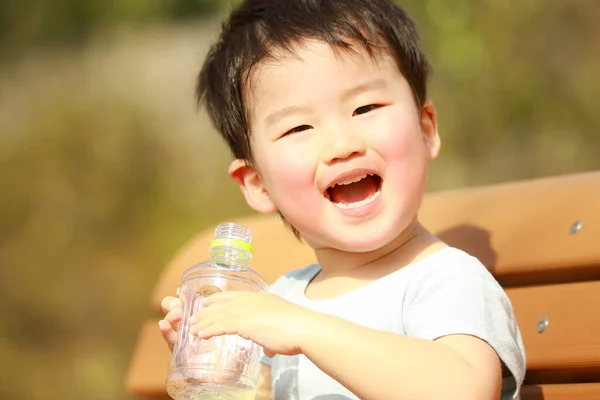 Kleiner Junge Trinkt Wasser Aus Flasche — Stockfoto