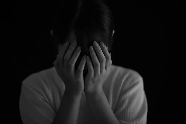 Triste Asiatique Femme Pleurer Intérieur — Photo