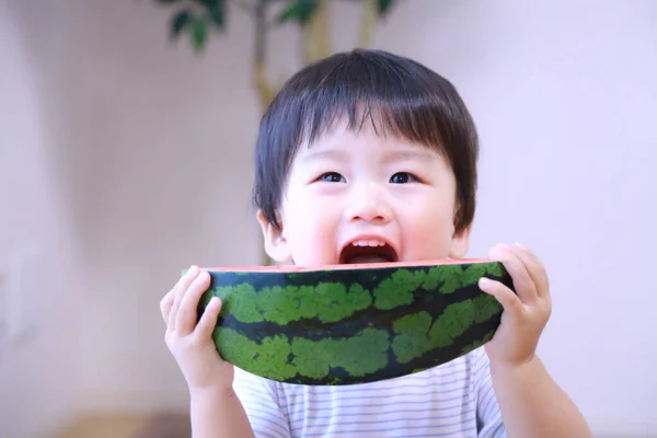Słodkie Mały Chłopiec Jedzenie Arbuz Domu — Zdjęcie stockowe