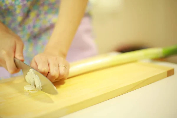 Mulher Preparando Ingredientes Para Sopa Legumes — Fotografia de Stock