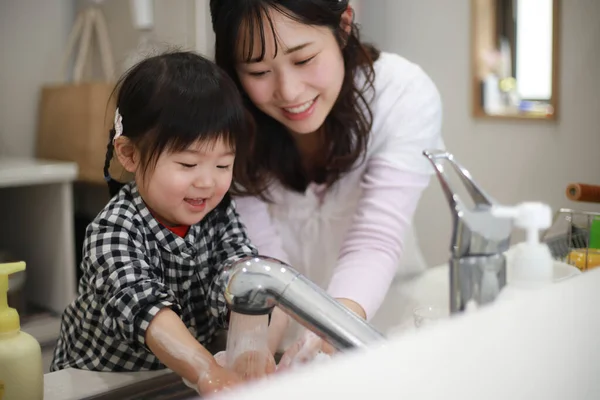 Junge Asiatische Mutter Hände Waschen Mit Ihr Tochter — Stockfoto