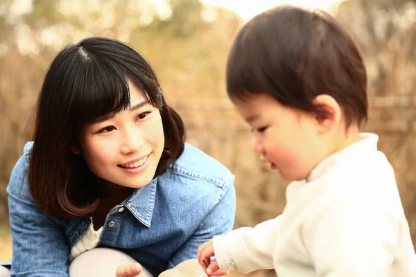Joven Asiática Madre Con Hijo Divertirse Parque — Foto de Stock