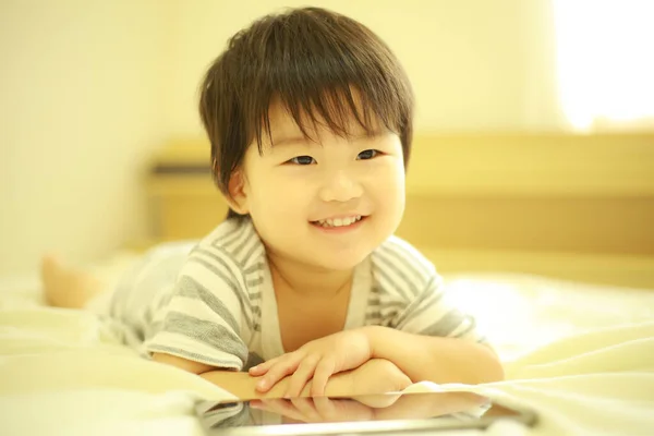 Bild Eines Jungen Mit Einem Tablet Terminal — Stockfoto