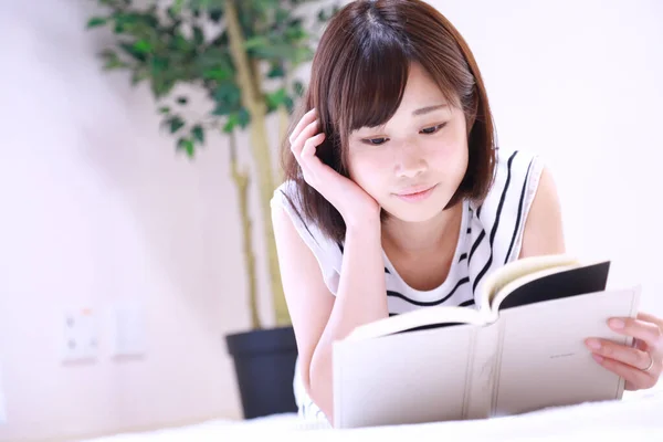 Bela Jovem Asiático Mulher Leitura Livro Casa — Fotografia de Stock