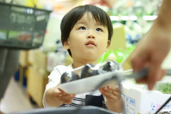 Ásia Bebê Menino Compra Comida Supermercado — Fotografia de Stock