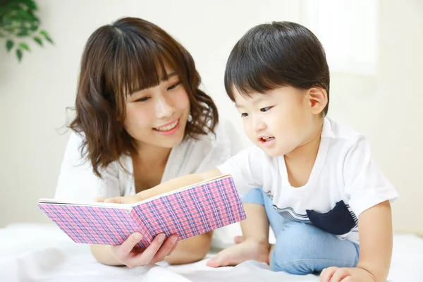Bella Donna Asiatica Lettura Libro Con Suo Piccolo Figlio — Foto Stock