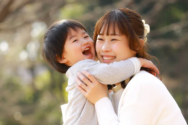 엄마와 스러운 공원에서 — 스톡 사진