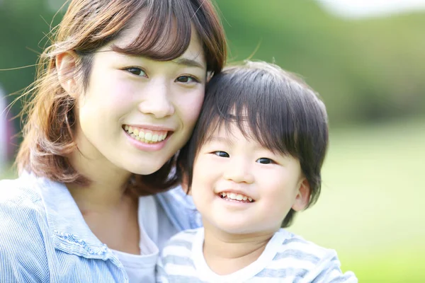 Joven Asiática Mujer Con Hijo Posando Parque —  Fotos de Stock