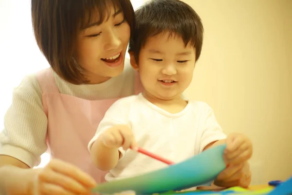 Jong Aziatische Moeder Spelen Met Haar Kleine Zoon — Stockfoto