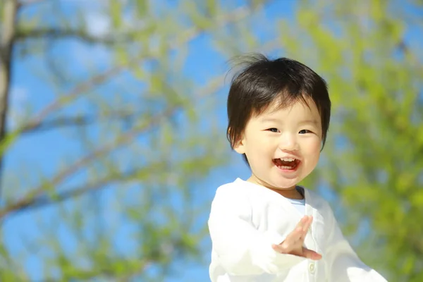 屋外の公園で遊んでいるアジア系の男の子 — ストック写真