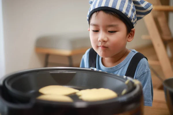 Pequeño Chico Japonés Cocinando Panqueques Cocina Con Sombrero Chef Cabeza — Foto de Stock