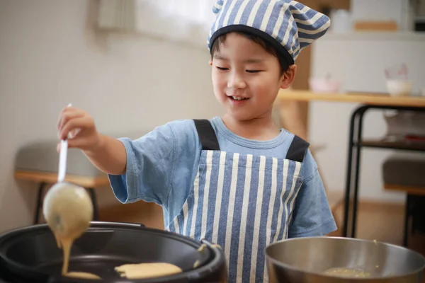 Mignon Petit Chef Dans Tablier Chapeau Préparant Pour Nourriture — Photo