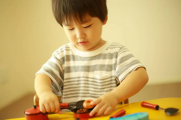 Leuke Kleine Jongen Die Thuis Speelt — Stockfoto