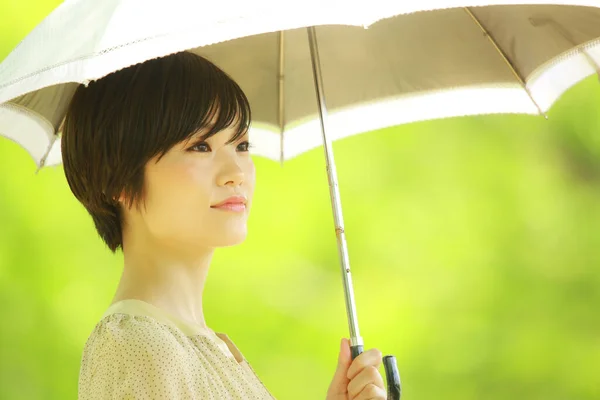 Porträtt Ung Asiatisk Kvinna Med Paraply Parken — Stockfoto