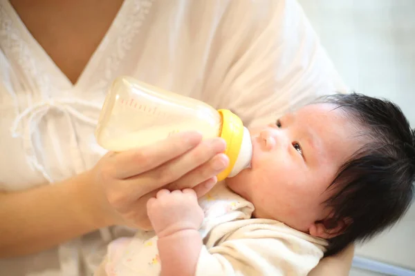 Зображення Матері Дає Молоко Своїй Дитині — стокове фото