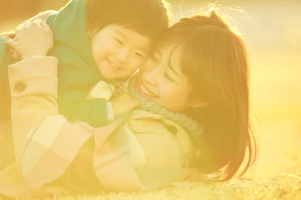 Jovem Mãe Asiática Com Seu Pequeno Filho Divertindo Parque — Fotografia de Stock