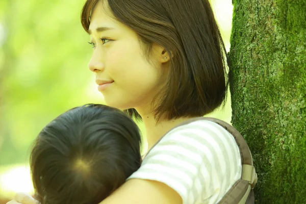 Joven Asiática Madre Con Hijo Durmiendo Parque —  Fotos de Stock
