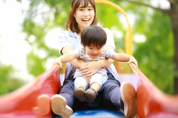 Jeune Femme Asiatique Avec Son Enfant Dans Parc Sur Terrain — Photo