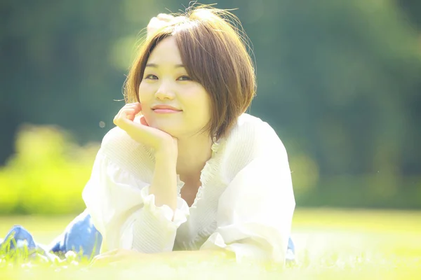 Genç Güzel Asyalı Kadın Parkta Çimlerin Üzerinde Yatıyor — Stok fotoğraf