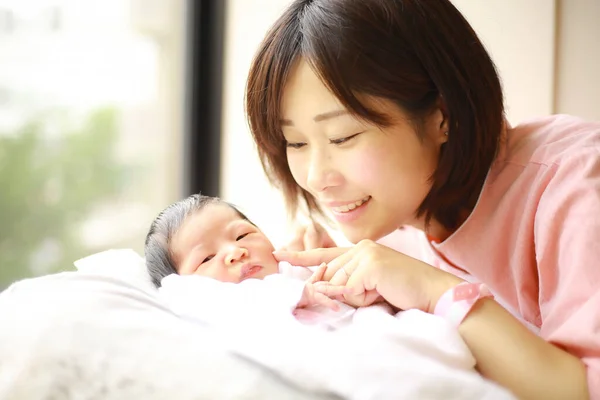 Junge Mutter Mit Neugeborenem Asiatisches Familienporträt — Stockfoto