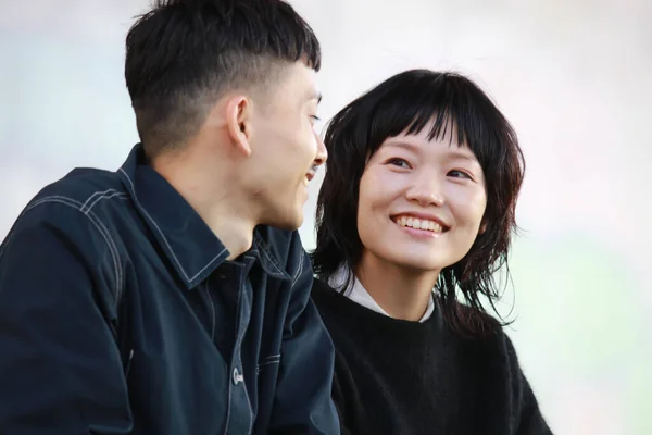 Heureux Asiatique Couple Dans Parc — Photo