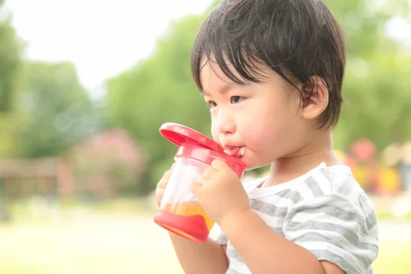 Милый Азиатский Мальчик Пьющий Парке — стоковое фото