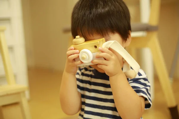 Bonito Asiático Pouco Menino Com Câmera Brinquedo — Fotografia de Stock