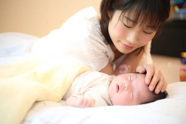 Imagem Bebê Recém Nascido Mãe Sorridente — Fotografia de Stock