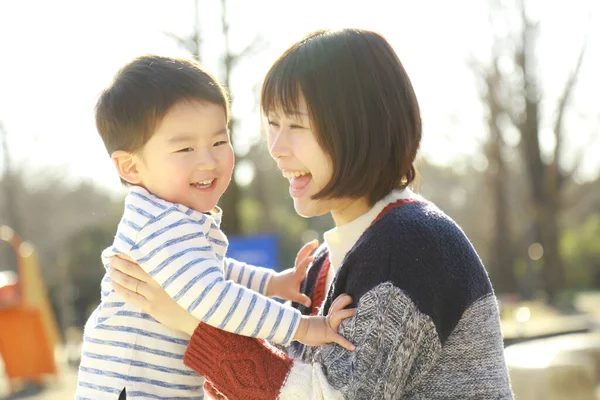 Junge Mutter Und Entzückender Glücklicher Kleiner Sohn Spielen Zusammen Park — Stockfoto
